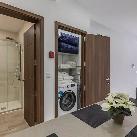 Sf Homes - Flat 3 A New, Modern & Spacious 2 Minutes Walk From The Centre 세인트폴스베이